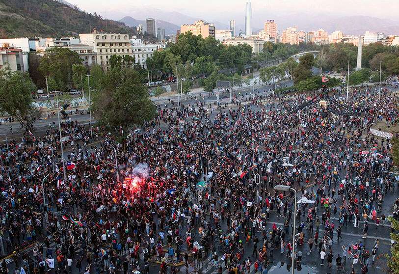 Vista aérea de la Plaza Italia mostrando a la gente reunida mientras espera el resultado oficial de la votación del referéndum constitucional, en Santiago el 25 de octubre de 2020