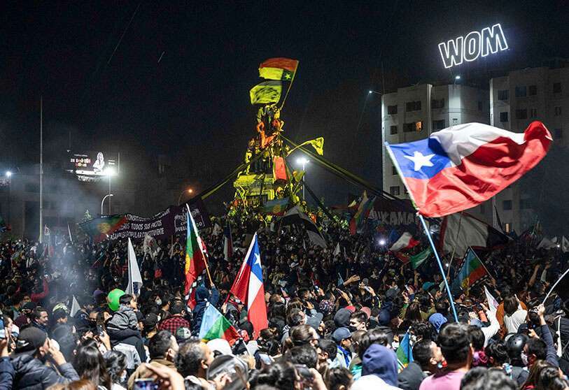 Manifestantes que apoyan la reforma de la constitución chilena celebran los resultados oficiales del referéndum en la Plaza Italia de Santiago el 25 de octubre de 2020