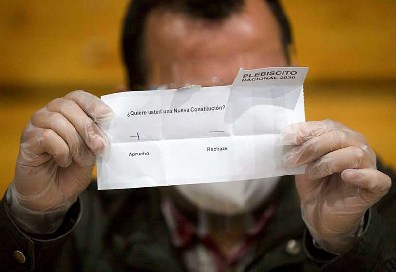 Un miembro del personal electoral cuenta los votos después de que se cerraron las urnas en la escuela secundaria de Amunategui en Santiago el 25 de octubre de 2020, durante la votación del referéndum constitucional, en Santiago, el 25 de octubre de 2020
