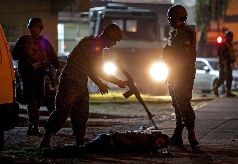 Soldados arrestan a un manifestante durante las protestas en Concepción, Chile, 20 de octubre de 2019