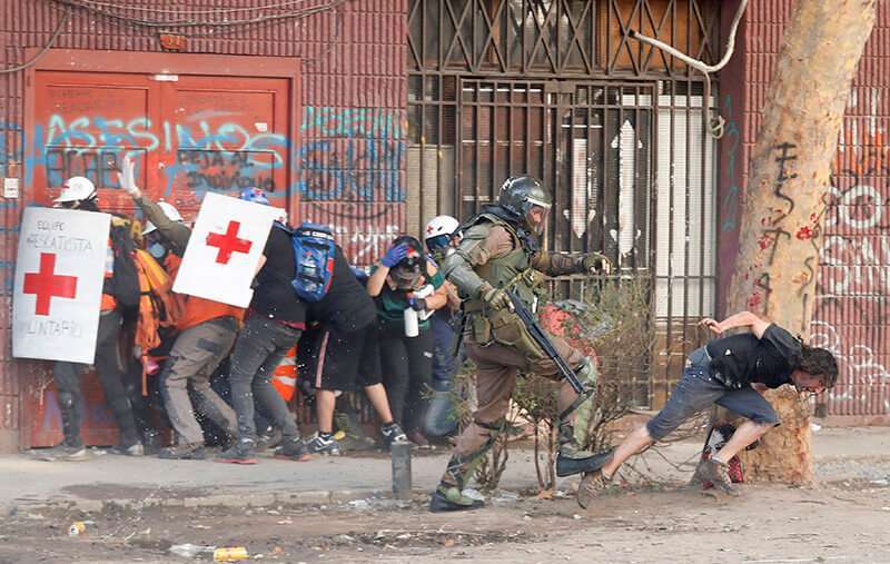 Policías se enfrentan con manifestantes durante una protesta contra el Gobierno de Chile en Santiago de Chile, el 14 de noviembre de 2019