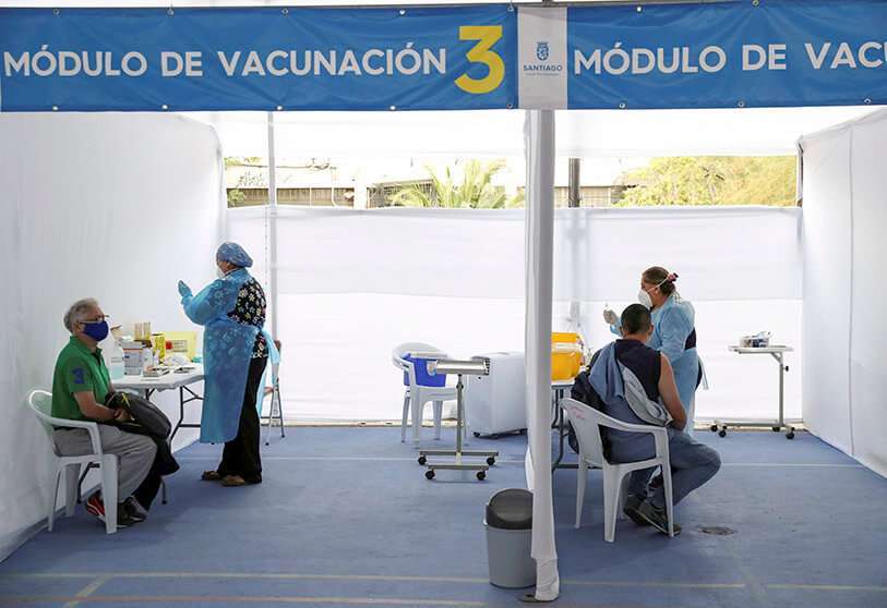 Sanitarios se preparan para administrar dosis de la vacuna contra la enfermedad del coronavirus (COVID-19) de Sinovac en un centro de vacunación en Santiago, Chile el 17 de marzo de 2021 REUTERS/IVAN ALVARADO