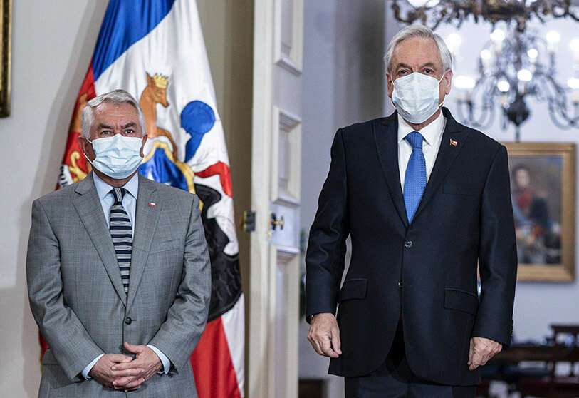 Imagen al presidente de Chile, Sebastián Piñera (R), y al nuevo ministro de Salud, Enrique París AFP PHOTO / CHILE'S PRESIDENCY / SEBASTIAN RODRIGUEZ