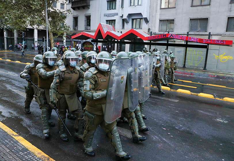 Agentes de la policía antidisturbios caminan en formación durante una protesta contra el gobierno de Chile en Santiago, Chile, 19 de marzo de 2021. REUTERS/IVAN ALVARADO