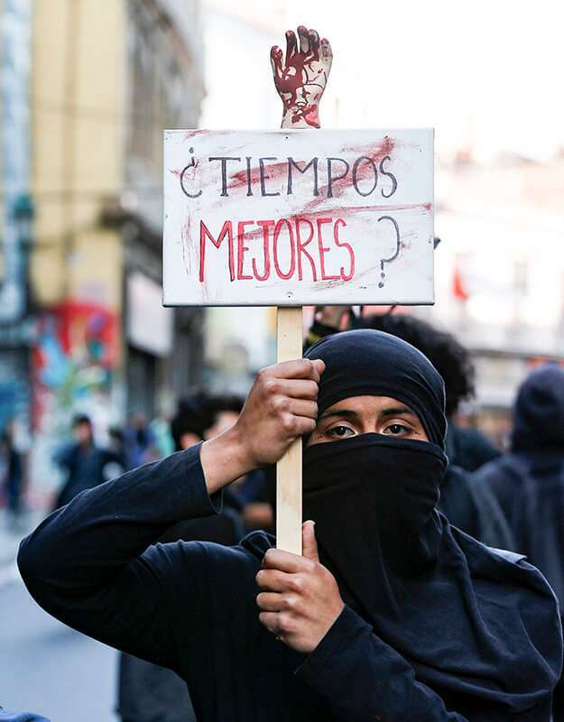 manifestante sostiene un cartel que dice "Tiempos mejores" durante una protesta contra el gobierno de Chile en Valparaíso, Chile, el 14 de noviembre de 2019.
