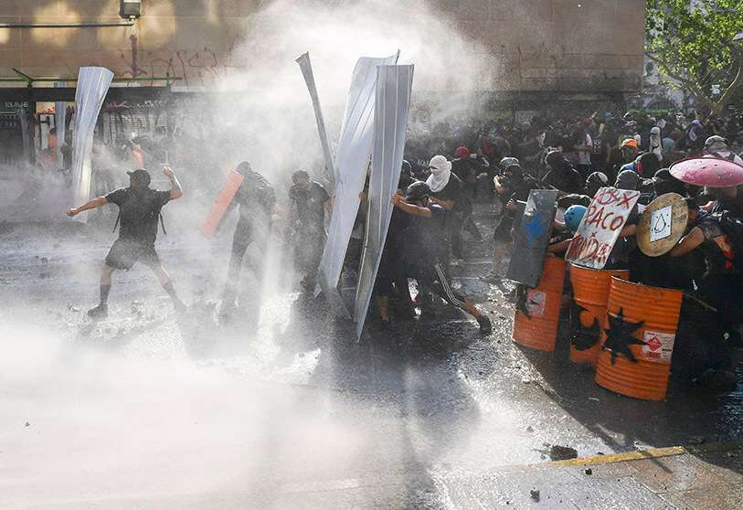 Los manifestantes exigen una mayor reforma social al presidente Sebastián Piñera, quien ha anunciado varias medidas para apaciguar a los manifestantes, incluyendo una promesa de cambiar la constitución que data de la dictadura de Augusto Pinochet de 1973-90.