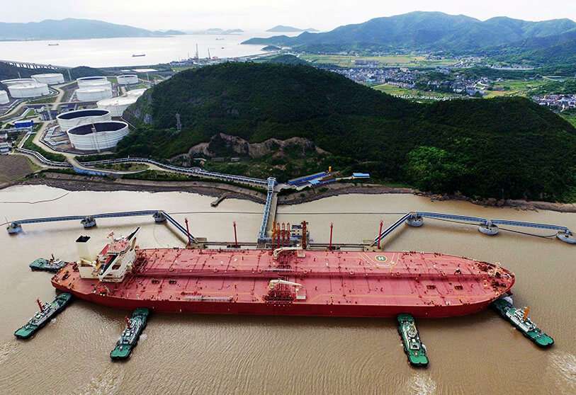 Un buque de COSCO junto a las instalaciones de la CSPC en Dalian
