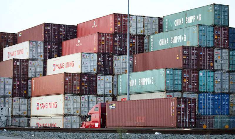 Contenedores marítimos, algunos marcados como'China Shipping', en el Puerto de Los Ángeles, el puerto de contenedores más concurrido del país, el 7 de noviembre de 2019 en San Pedro, California