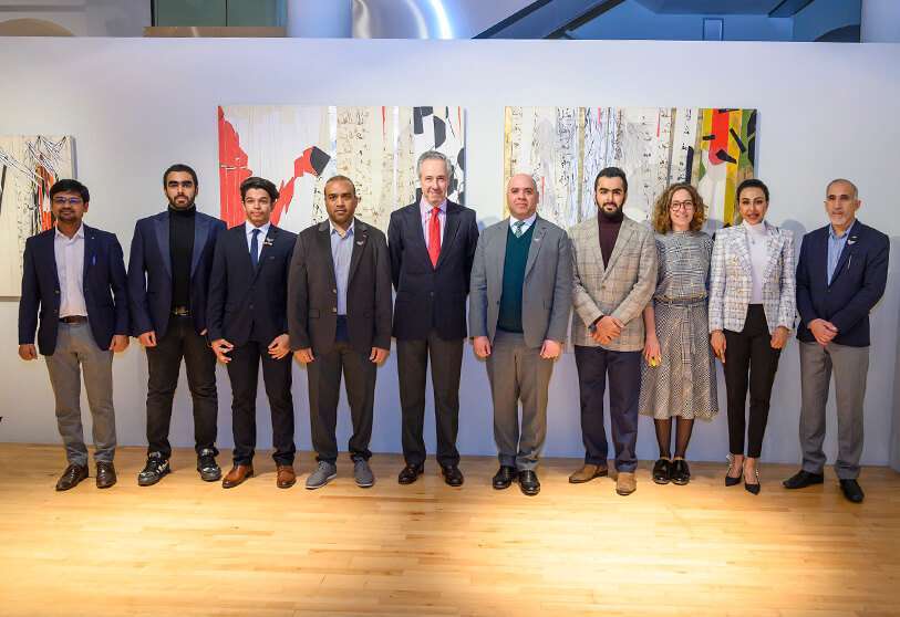 El embajador de Emiratos Árabes Unidos, Majid Al-Suwaidi, acompañado por el director de Casa Árabe, Pedro Martinez-Avial, e invitados
