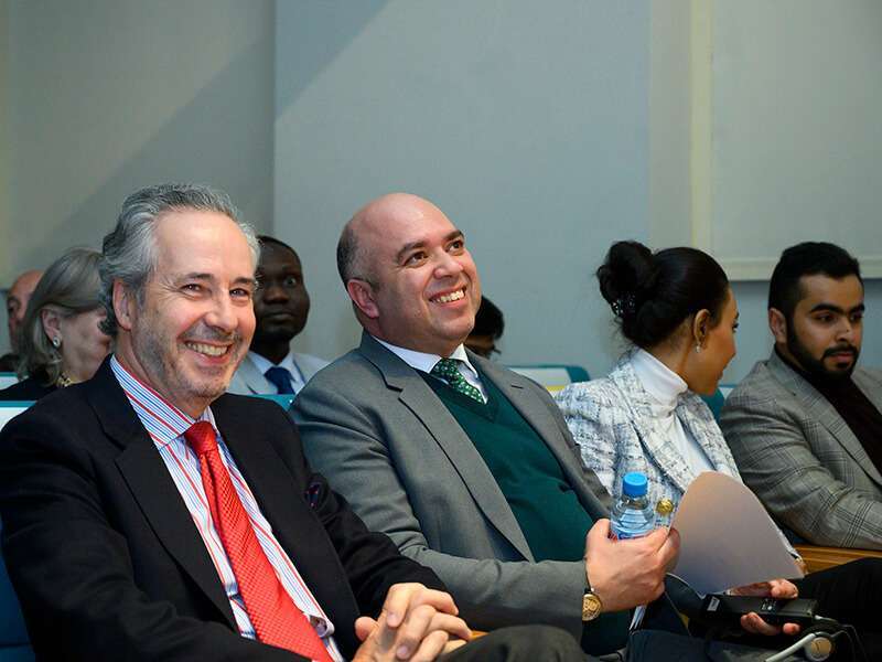 El director de Casa Árabe, Pedro Martínez-Avial, y el embajador Majid Al-Suwaidi