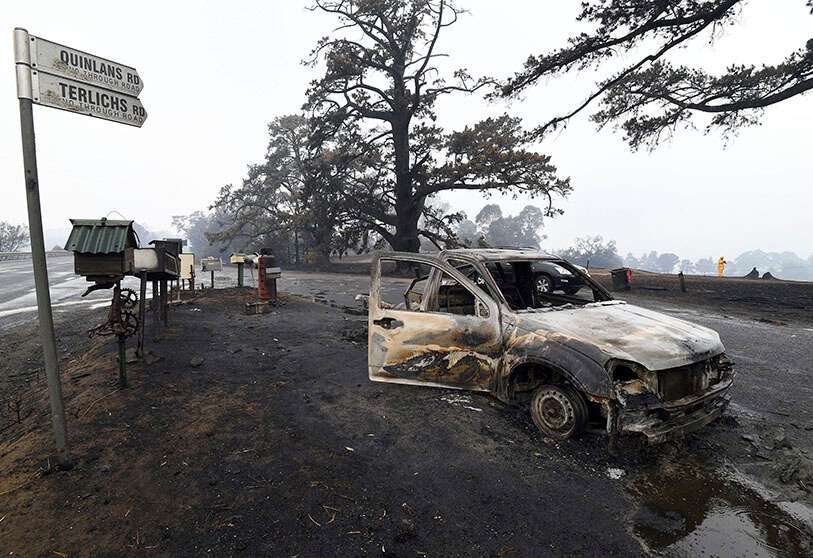 Vehículo quemado en la calle Quinlans después de un incendio forestal nocturno en Quaama, en el estado australiano de Nueva Gales del Sur, el 6 de enero de 2020