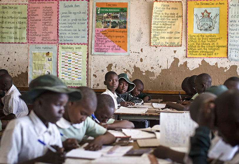 Escolares en el primer día del curso escolar, en Kuwadzana, en las afueras de la capital Harare, en Zimbabwe, en esta foto de archivo del 10 de septiembre de 2019