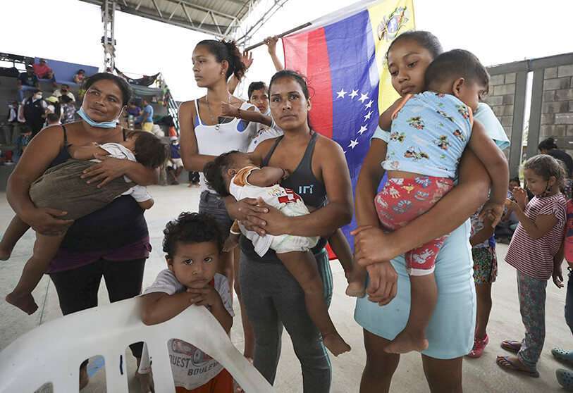 Mujeres venezolanas con sus hijos en un refugio en Arauquita, Colombia AP/FERNANDO VERGARA