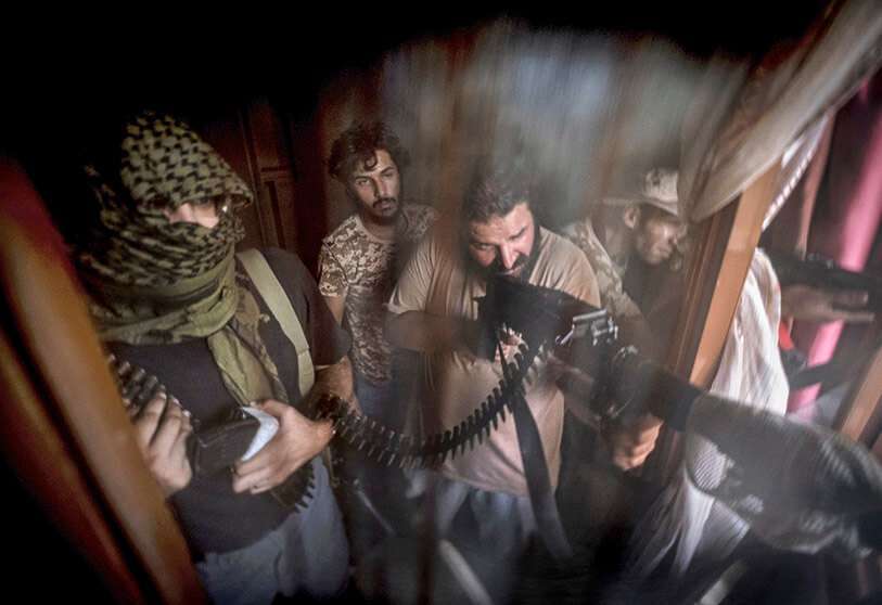 Fotografia de archivo, combatientes de la unidad 'Shelba', aliados del Gobierno libio, apuntan a posiciones enemigas en la línea de frente del barrio de Salah-addin en Trípoli, Libia AP/RICARD GARCIA