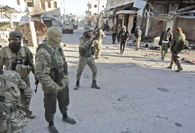 Combatientes sirios apoyados por Turquía en la ciudad de Saraqib, en la parte oriental de la provincia de Idlib, en el noroeste de Siria, el 27 de febrero de 2020