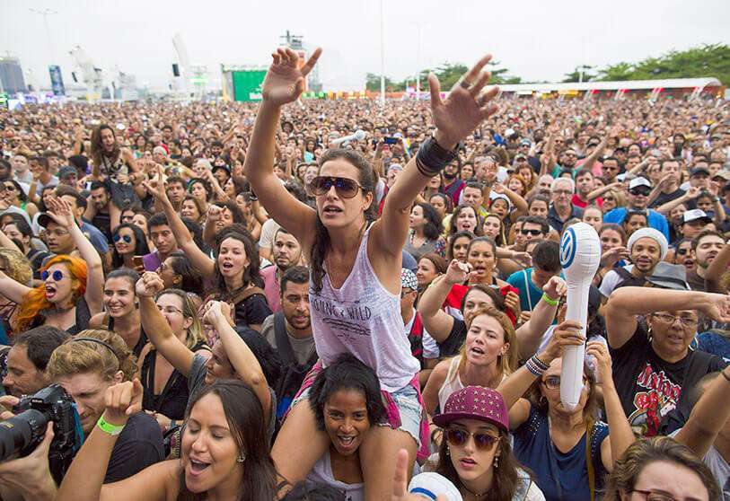 Aficionados al rock asisten a la actuación del cantante brasileño Baby do Brasil y el guitarrista Pepeu Gomes en el festival de música Rock in Rio en Río de Janeiro, Brasil AP/LEON CORREA