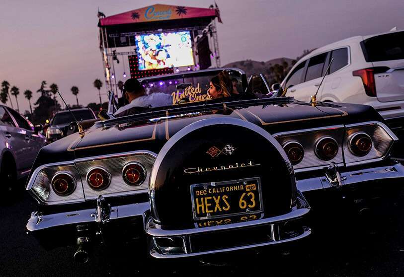 : La gente observa desde sus coches la actuación de la banda Los Lobos durante la serie "Concierto en tus coches" en Ventura, California, el 6 de septiembre de 2020 AFP/CHRIS DELMAS