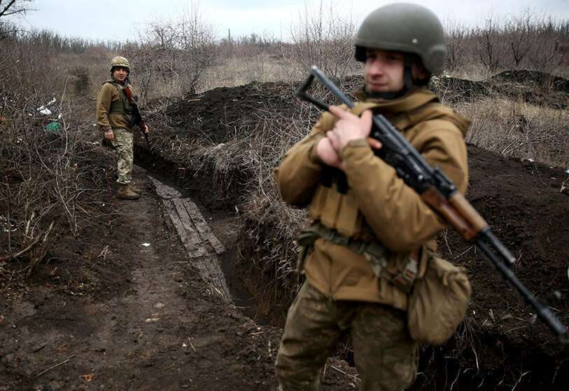Militares ucranianos patrullan a lo largo de una posición en la línea del frente con los separatistas respaldados por Rusia en Avdiivka, región de Donetsk el 5 de abril de 2021