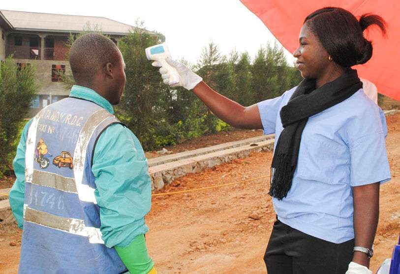 Un agent de santé mesure la température d'un jeune chauffeur de taxi à Butembo (Nord-Kivu), la deuxième ville la plus touchée par le virus Ebola