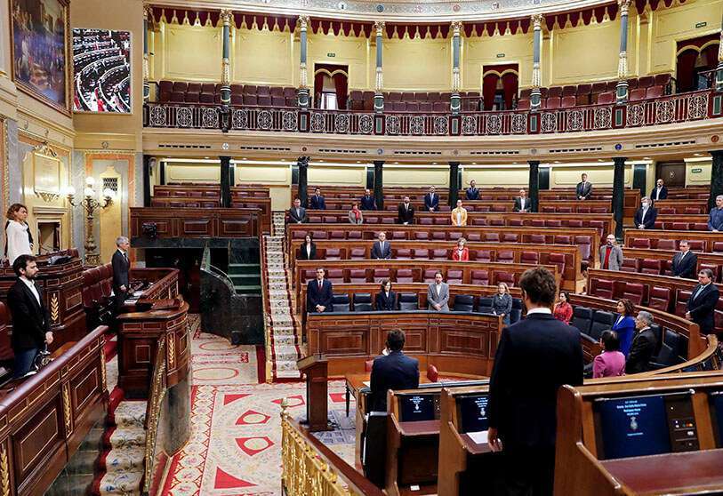 Minute de silence lors d'une session plénière lors de l'apparition de la maladie COVID-19 au Parlement de Madrid, Espagne, le 13 mai 2020