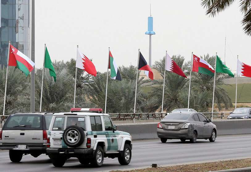 REUTERS/AHMED YOSRI - Las banderas de los países del Consejo de Cooperación del Golfo (CCG) ondean en las calles antes de la 40ª cumbre del CCG en Riad, Arabia Saudita, el 9 de diciembre de 2019.