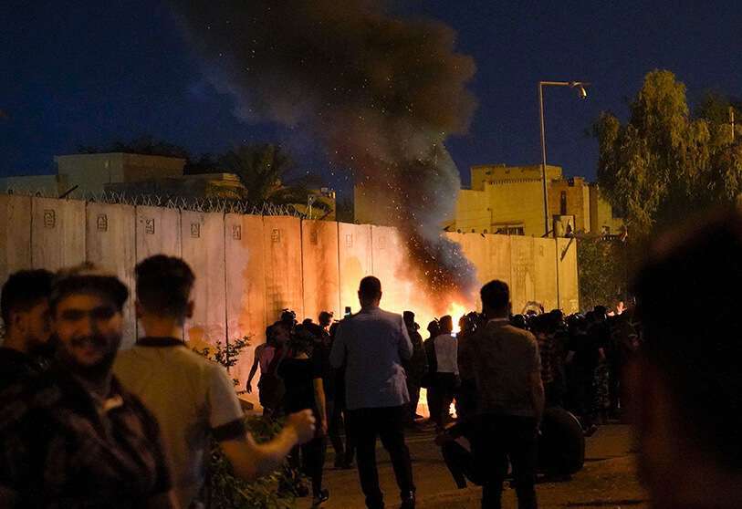 Manifestantes iraquíes incendiaron neumáticos detrás de los muros que protegen el consulado iraní en la ciudad musulmana chiíta de Karbala, al sur de Bagdad, durante la noche del 3 de noviembre de 2019