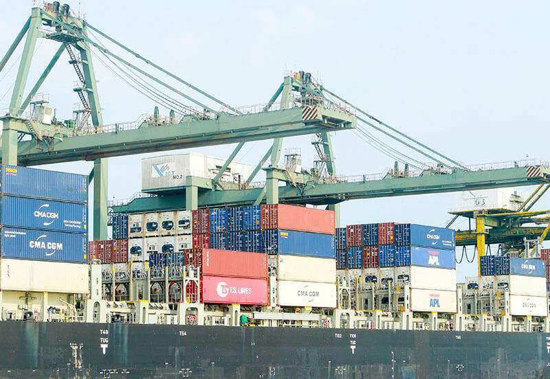 Contenedores en un barco en el puerto de Saigón en la ciudad de Ho Chi Minh, Vietnam, el 3 de mayo de 2020. Vietnam ratificó el lunes 8 de junio de 2020 un importante acuerdo comercial con la Unión Europea, que se espera impulse el sector manufacturero y las exportaciones del país, mientras se recupera de una caída causada por la pandemia de coronavirus