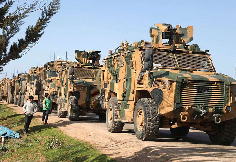 Convoy militar turco estacionado cerca de la ciudad de Batabu, en la carretera que une Idlib con el paso fronterizo sirio de Bab al-Hawa con Turquía, el 2 de marzo de 2020