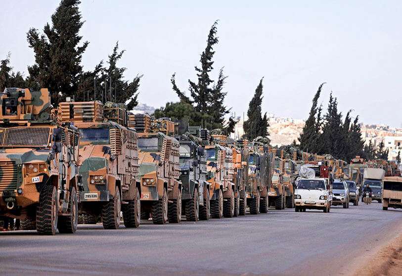 Convoy militar turco estacionado cerca de la ciudad de Batabu en la carretera que une Idlib con el paso fronterizo sirio de Bab al-Hawa con Turquía, el 2 de marzo de 2020