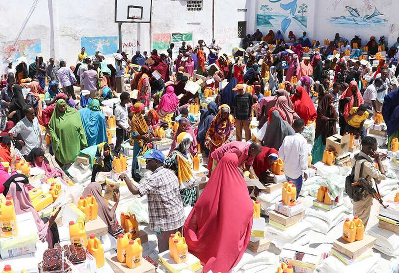 Desplazados internos se reúnen en el distrito de Shingani de la capital somalí, Mogadiscio, para recoger las raciones de alimentos que se distribuirán a las familias