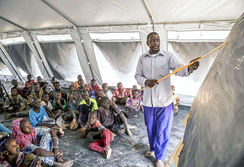 Boureima Tall, un maestro enseña los números en el espacio de aprendizaje temporal en Socoura, Mali