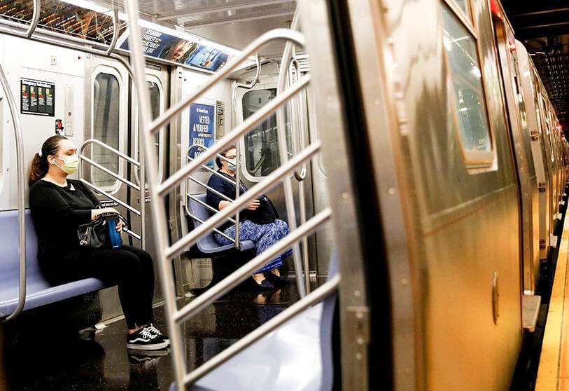 Los viajeros en el metro de la Autoridad Metropolitana de Transporte (MTA), en la primera fase de reapertura después del cierre, durante el brote de la enfermedad COVID-19, en la ciudad de Nueva York, EEUU, el 8 de junio de 2020