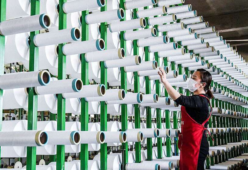 Cette photo prise le 29 avril 2020 montre un employé travaillant dans une usine textile à Handan, dans la province de Hebei, au nord de la Chine