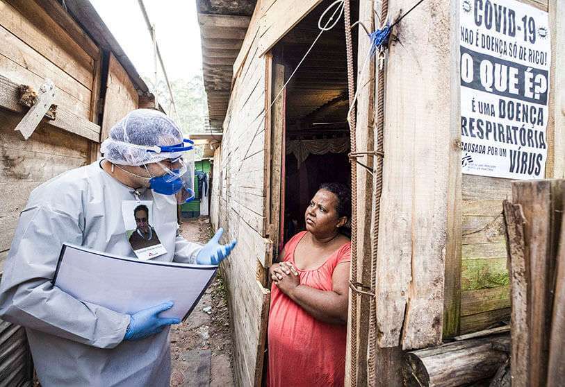 Trabajadores sanitarios de Médicos Sin Fronteras visitan un campamento para realizar exámenes médicos y evitar la propagación de la COVID-19 en São Bernardo do Campo, en el área metropolitana de São Paulo, Brasil, el miércoles 3 de junio de 2020