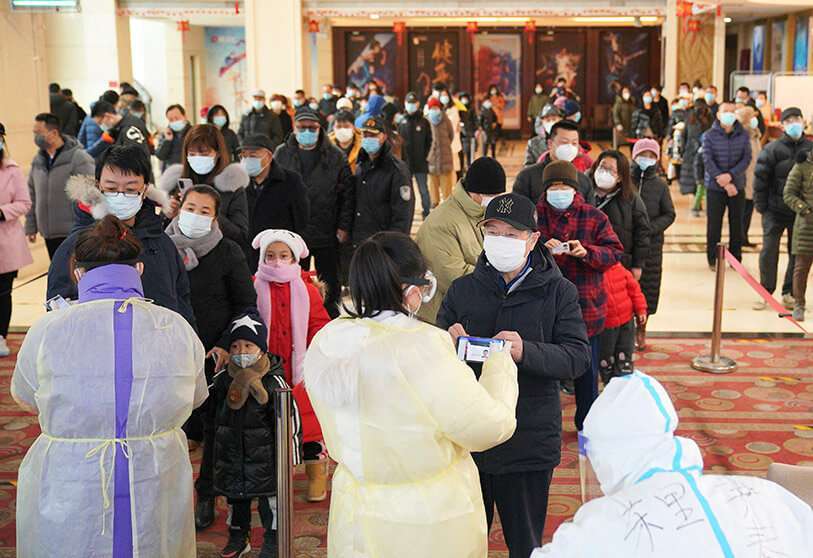 AP/MU YU/XINHUA-En esta foto publicada por la Agencia de Noticias Xinhua de China, los residentes hacen cola para registrarse para las pruebas de coronavirus en Shijiazhuang, en la provincia de Hebei, al norte de China, el lunes 12 de enero de 2021 
