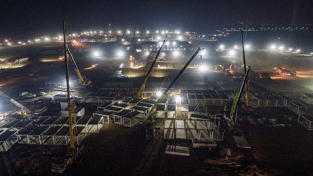 HOTO/CHINA DAILY -Vista general muestra grúas y trabajadores en el lugar de construcción de una instalación de cuarentena centralizada en el pueblo de Guying, Shijiazhuang, provincia de Hebei, China, el 14 de enero de 2021 