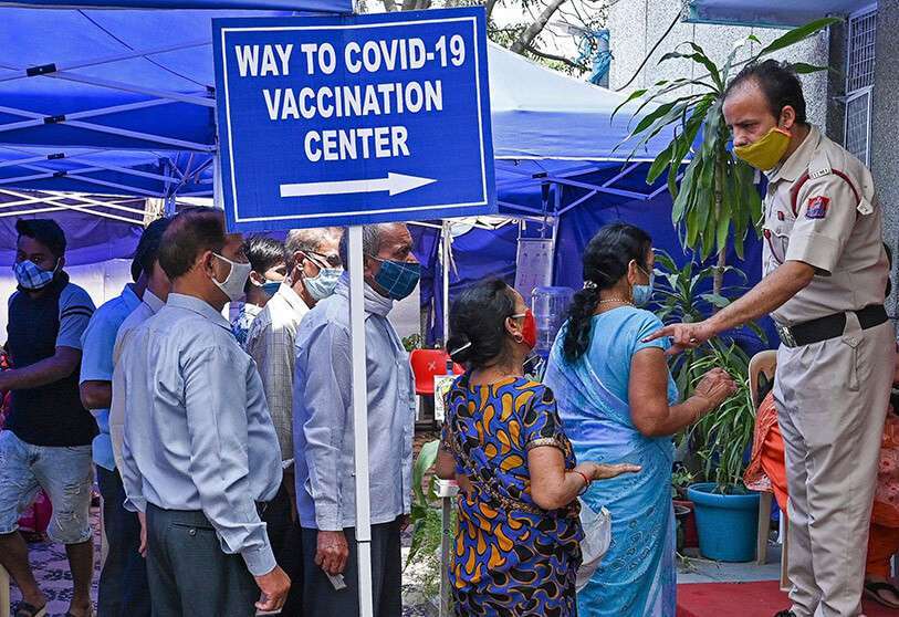 La gente espera en la cola para recibir la dosis de la vacuna contra el coronavirus COVID-19 en un centro de salud en Nueva Delhi el 10 de abril de 2021
