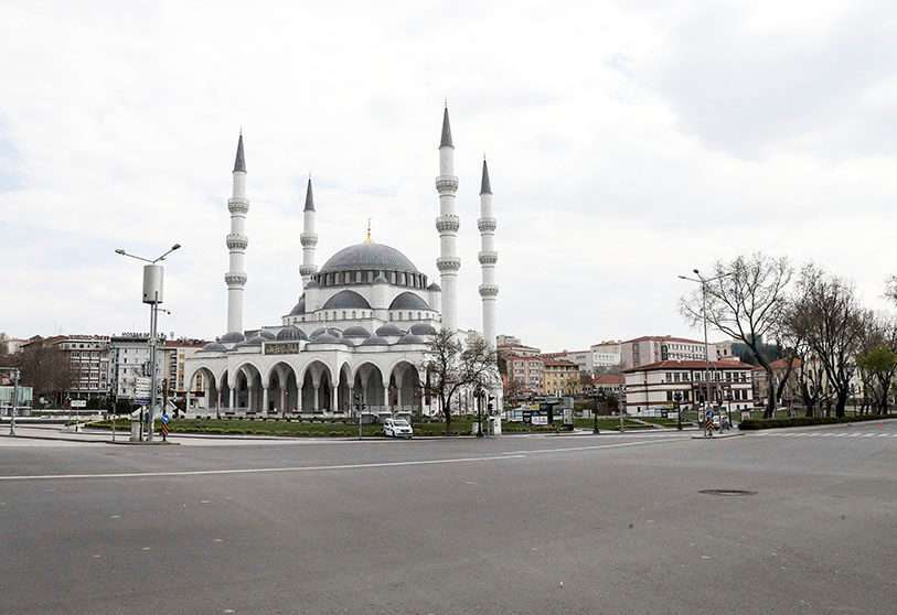 General view of the Melike Hatun Mosque and the deserted streets of Ankara, on 11 April 2020, during the 48-hour curfew imposed by the Government to stop the spread of the novel coronavirus
