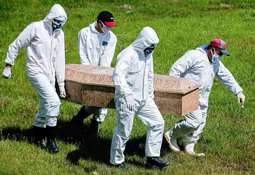 Trabajadores en el Cementerio Municipal Recanto da Peace en Breves, estado de Pará, Brasil, el 8 de junio de 2020