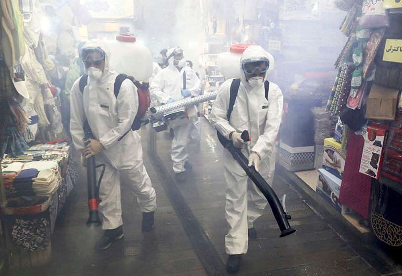 Los bomberos desinfectan un centro comercial para ayudar a prevenir la propagación del nuevo coronavirus en el norte de Teherán, Irán, el viernes 6 de marzo de 2020