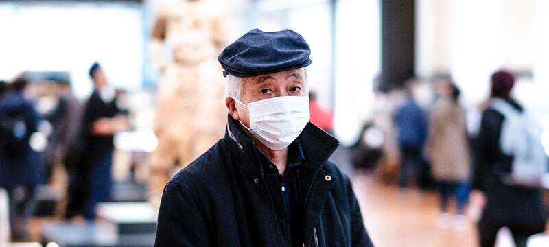 Un turista en el Museo Nacional de Tokyo lleva una mascarilla para protegerse del coronavirus
