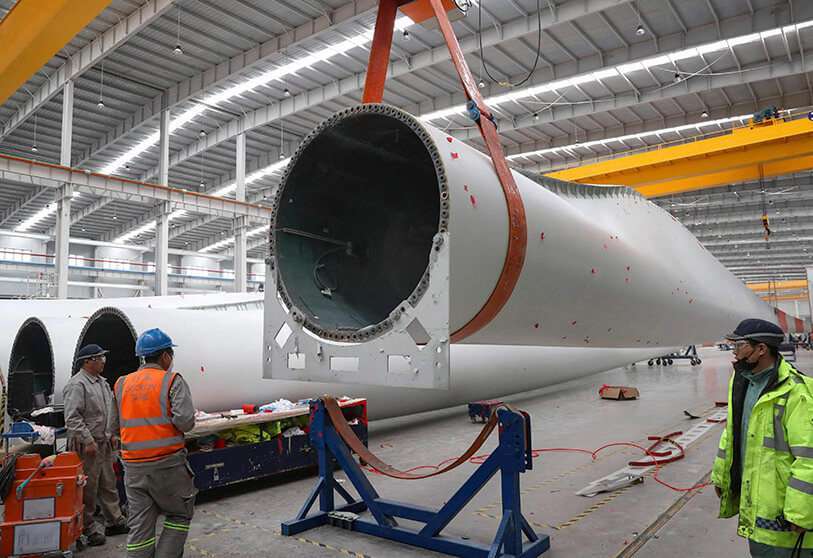 Empleados trabajan en una pieza de un aerogenerador para su exportación en una fábrica de Nantong, en la provincia oriental china de Jiangsu, el 2 de marzo de 2021
