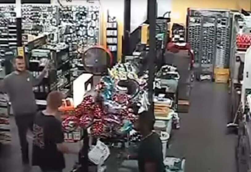 Damion Tillman habla con el que luego sería su agresor mortal en un establecimiento comercial