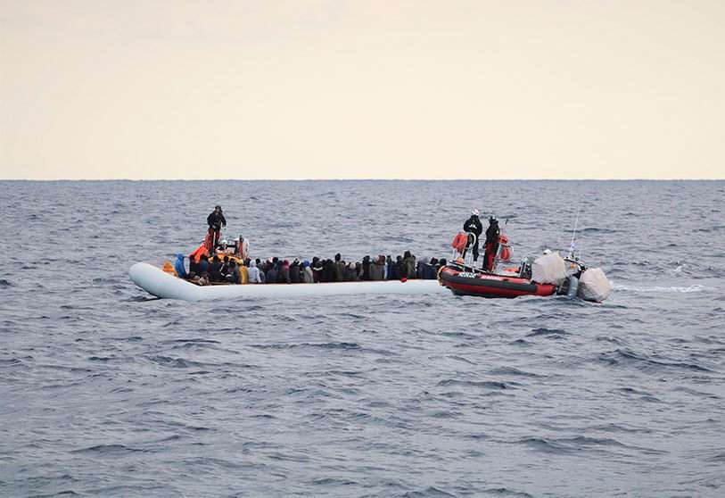 PHOTO/HANNAH WALLACE BOWMAN/MSF via REUTERS - Migrantes con chalecos salvavidas en un bote de goma durante una operación de rescate del barco de rescate Ocean Viking de MSF-SOS Mediterranee, frente a la costa de Libia en el mar Mediterráneo, el 18 de febrero de 2020