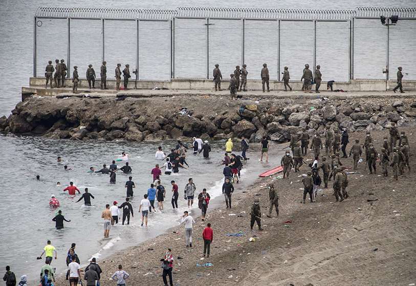 El Ejército español toma posiciones mientras personas procedentes de Marruecos llegan a territorio español junto a la frontera de Marruecos y España, en el enclave español de Ceuta