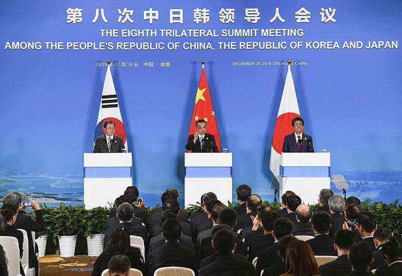 El primer ministro chino, Li Keqiang, centro, y el presidente de Corea del Sur, Moon Jae-in, izquierda, y el primer ministro japonés Shinzo Abe, derecha, durante una conferencia de prensa en Chengdu, en la provincia de Sichuan, en el suroeste de China, el martes 24 de diciembre de 2019