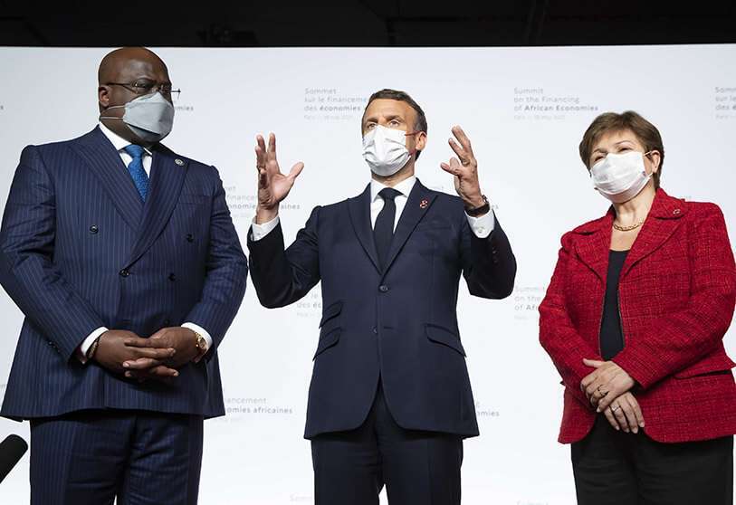 El presidente francés, Emmanuel Macron, en el centro, el presidente de Senegal, Macky Sall, a la izquierda, y la directora gerente del Fondo Monetario Internacional, Kristalina Georgieva, PHOTO/IAN LANGSDON via AP