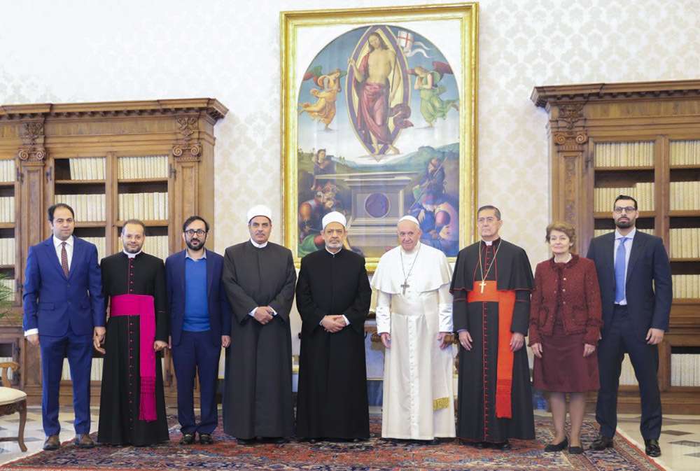 Miembros del Comité Superior de la Fraternidad Humana (HCHF) reunidos con el papa Francisco y el jeque Ahmed al-Tayeb, Gran Imán de Al-Azhar