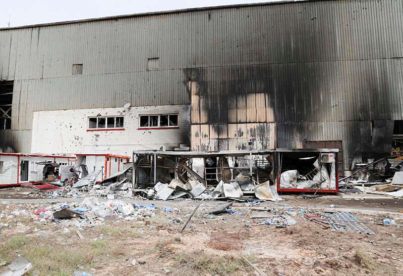 Daños después del bombardeo del aeropuerto Mitiga de Trípoli