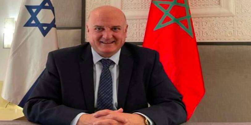 Veinte años después del cierre de la embajada de Israel en Marruecos, el cónsul israelí, David Govrin, ha llegado a Rabat con el objetivo de establecer una vía de diálogo y fortalecer las relaciones entre ambos países, según anunció el Ministerio de Asuntos Exteriores de Israel a través de un comunicado.    El inicio de la segunda Intifada en el año 2000 supuso el final de las relaciones entre ambos países. Sin embargo, el jefe de la misión de Israel ha asumido el cargo para “continuar las relaciones bilaterales en todas las áreas, incluido todo lo relacionado con el diálogo político, el turismo, la economía y los vínculos culturales”.    El Ejecutivo israelí aprobó el pasado domingo el acuerdo impulsado por la Administración Trump con Marruecos dentro del marco de los Acuerdos de Abraham. Sin embargo, la decisión debe aprobarse aún por vía parlamentaria.     David Govrin, quien lideraba hasta el momento la embajada israelí en Egipto desde 2016, trabajará en un emplazamiento clave. Abierta por primera vez en 1993 tras los Acuerdos de Oslo, la misión diplomática servirá para representar a la comunidad judía más grande del norte de África, pues son cerca de 3.000 judíos los que viven en Marruecos. Además, Israel alberga cerca de 700.000 ciudadanos de origen marroquí.    Marruecos no ha confirmado la reapertura de su embajada en Israel. Tampoco la figura que ocuparía dicho consulado. No obstante, las primeras informaciones apuntan que Tel Aviv acogería la oficina marroquí.    Este movimiento sirve como rúbrica al acuerdo negociado en diciembre. Entonces, las autoridades marroquíes anunciaban que el reconocimiento estadounidense de la soberanía del Reino de Marruecos sobre el Sáhara Occidental era convalidado por el establecimiento de relaciones “diplomáticas, pacíficas y amistosas” entre Marruecos e Israel.    La normalización de las relaciones con Marruecos es, sin embargo, tan solo un apéndice del cambio radical de estrategia en Oriente Medio y el Magreb tomado por Israel e impulsado por la Administración Trump a 